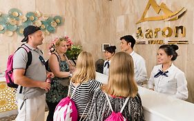 Khách sạn Aaron